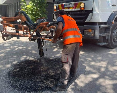 Продължават ремонтите на улици в 