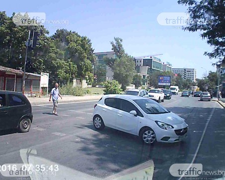 Урок по шофиране в Пловдив! Ето така НЕ се прави обратен завой