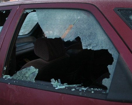 Двама тийнейджъри се скараха с техен съсед в Асеновград, потрошиха колата му с камъни