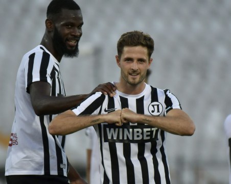 Стартовите състави на Локомотив и Словачко