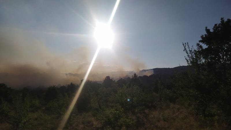 Близо 24 часа пожарникари се борят с пламъците край Хисаря