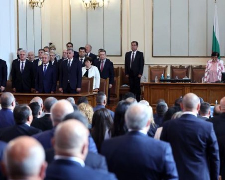 Какво трябва да е новото правителство? Обществото е разделено