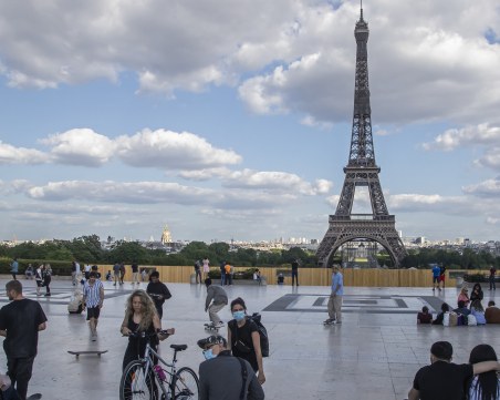 Здравният пропуск става задължителен за заведения и молове във Франция