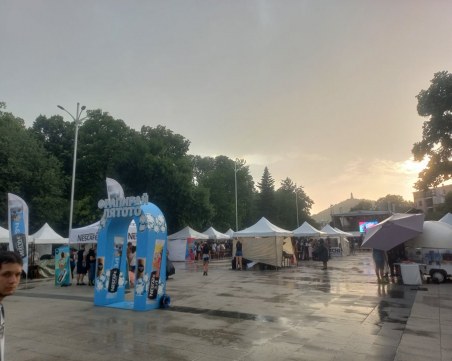 Дъждът хвана неподготвени хората в центъра на Пловдив, скри ги под сушина - опразни Главната