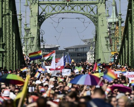 Хиляди се включиха в гей парада в Будапеща, Орбан ще откаже помощ на ЕС, ако оспорят закона