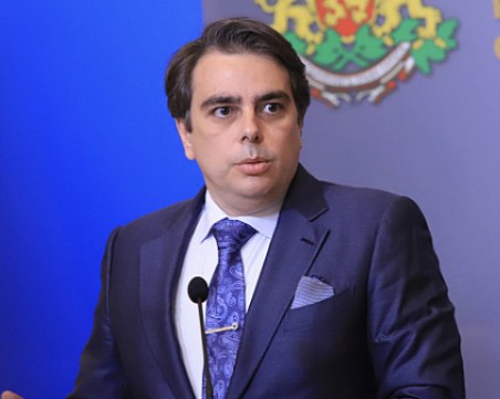 Асен Василев: Вместо фризьорските салони започнахме да проверяваме големите и хазната взе да се пълни