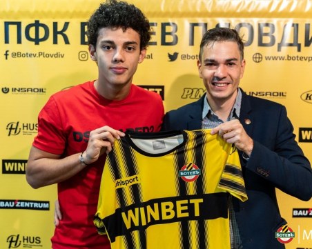 Ботев Пловдив удължи договора на Бисер Бонев