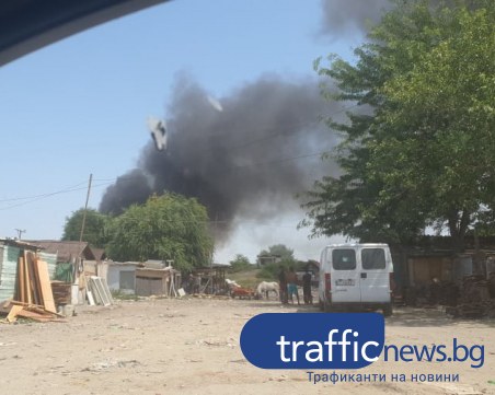 Пожар пламна край завод в Пловдив, огнеборци са на място