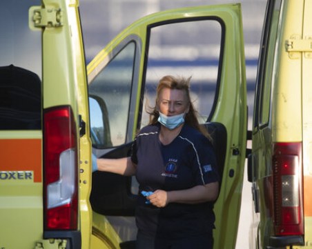 Започват да се пълнят COVID отделенията в Гърция, отварят нови клиники