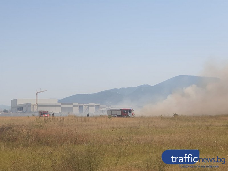 Пожар гори в нивите край Асеновградско шосе, пречи на видимостта на шофьорите