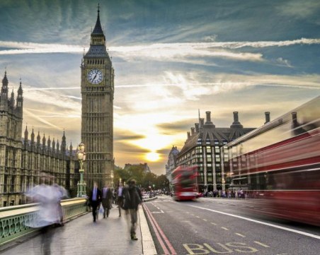 Близо 2 млн. карантинирани в Англия спъват живота на острова