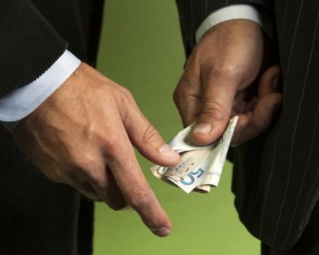 Инспектор от РЗИ отива на съд за подкуп, предупреждавал кога са проверките