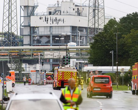 Пожарникари предотвратиха втора експлозия в завода в Германия, жертвите вече са две
