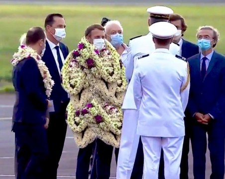 Затрупаха Макрон с цветни гирлянди във Френска Полинезия