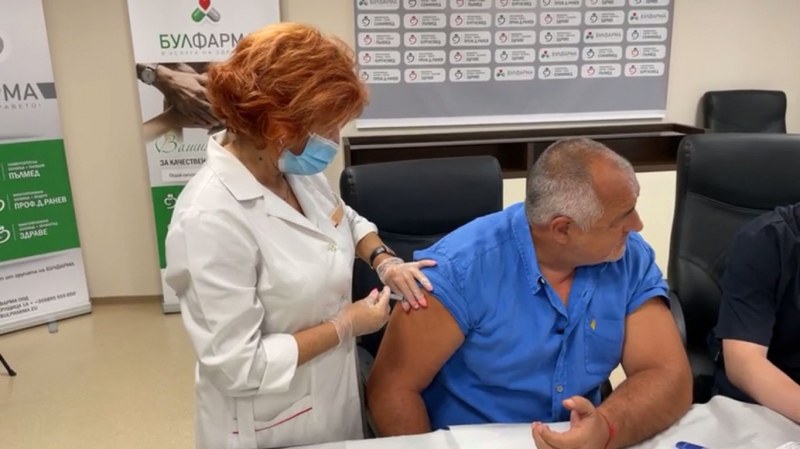 Бойко Борисов се имунизира срещу COVID-19
