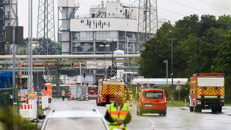 Пожарникари предотвратиха втора експлозия в завода в Германия, жертвите вече са две