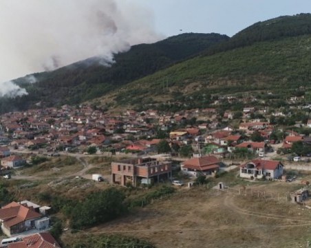 Големият горски пожар край Твърдица още не е овладян, разраства се