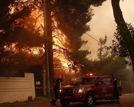 Голям пожар избухва в района на гръцката столица