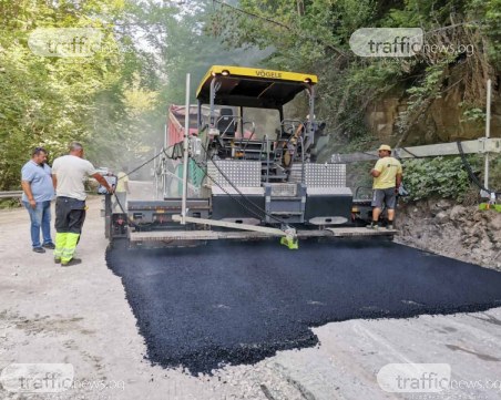 Началото на края на десетилетната сага! Полагат асфалта на най-разбития път край Пловдив