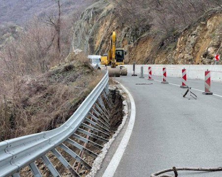 Пловдивчанин падна от подпорна стена, докато се опитва да спре колата си