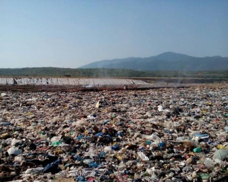 Потушиха пожара на сметището в Асеновград