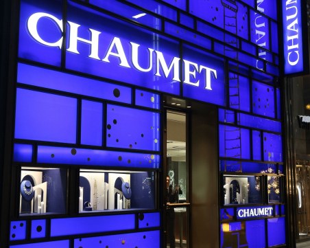 Въоръжен ограби парижка бижутерия и избяга на тротинетка с накити за над $2 млн