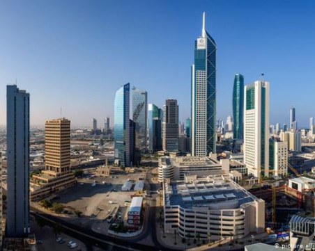 Забраняват на неваксинираните в Кувейт да пътуват в чужбина