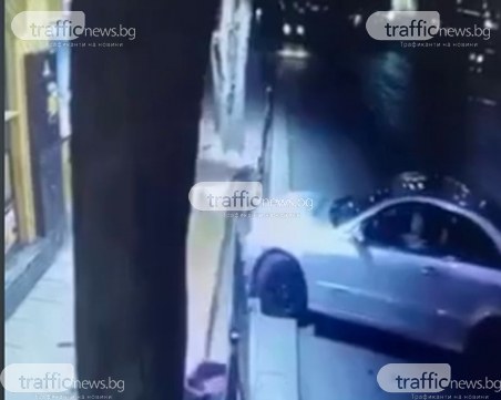 Зрелищно! Мерцедес връхлетя дюнерджийница в центъра на Пловдив, мъж се отърва на косъм