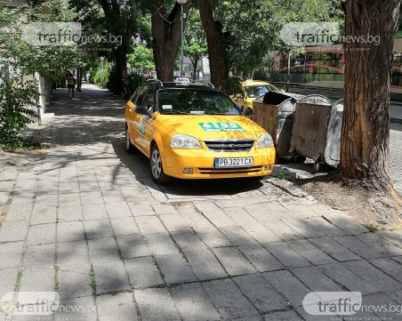Ей така се спира в Пловдив – на тротоар, за да сме на сянка