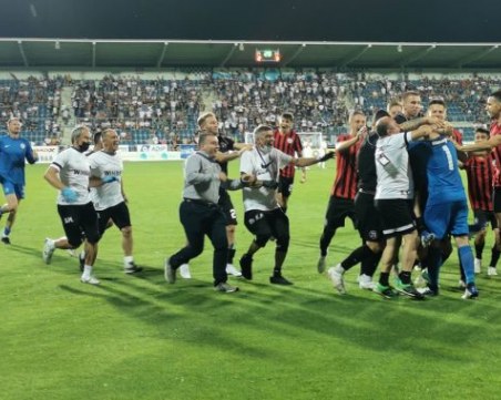 Локомотив гостува на съименниците си в София