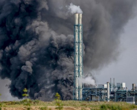 Няма изтичане на отровни вещества след взрива в завод в Леверкузен
