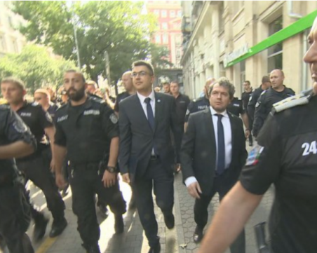 Прецедент: Кандидат - премиерът Пламен Николов бе изведен с полицейски  конвой от президенството