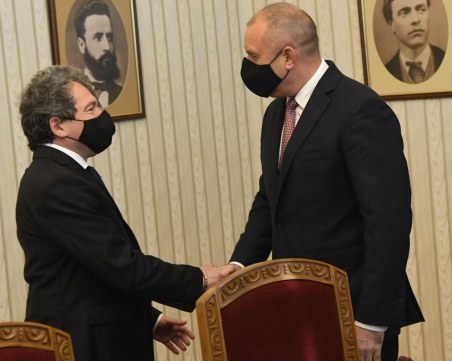 Президентът връчва проучвателния мандат на ИТН днес