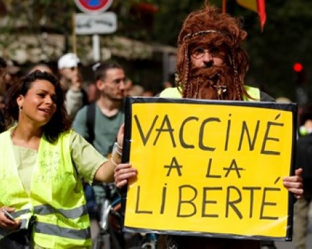 Десетки хиляди протестираха във Франция срещу здравните пропуски