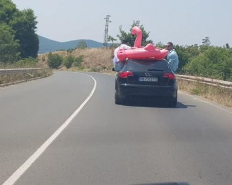 И замириса на море: Джапанките в сака и розово фламинго върху колата