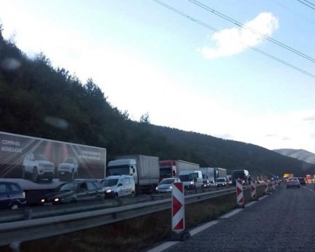 Ограничават движението към София на камиони над 12 т на АМ 