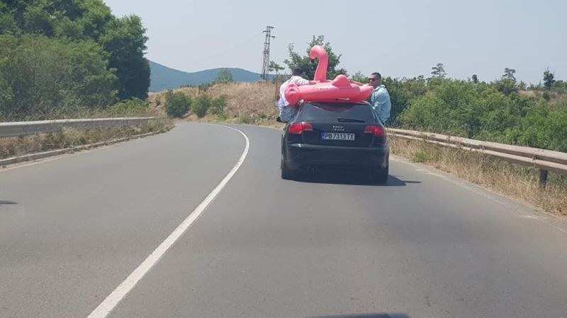 И замириса на море: Джапанките в сака и розово фламинго върху колата