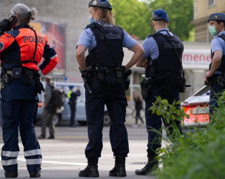 Протести в Швейцария срещу наложените ограничения, раниха полицай