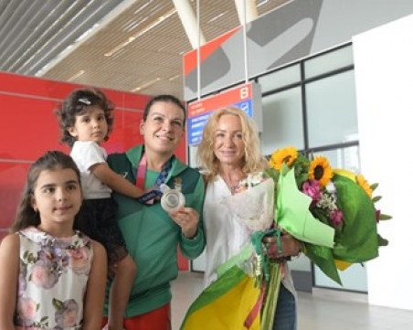 Сребърната Тони и великата Мария се прибраха в България след Токио 2020