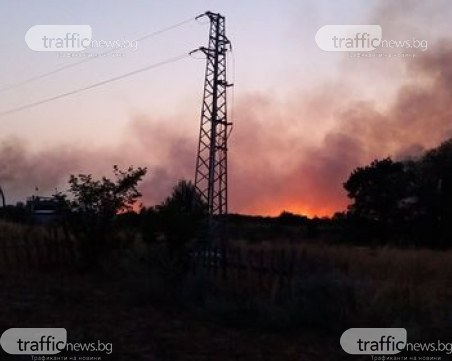Голям пожар бушува край Стамболийски, огънят е стигнал до сметището