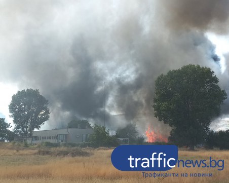 Голям пожар лумна в цех в Първенец, на метри от първите къщи