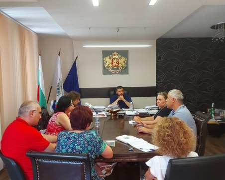 Кметът Павел Михайлов и ИК