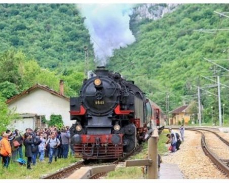 Лекар организира патриотично пътуване с локомотива 