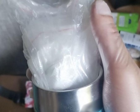 Майка се опита да внесе наркотици на сина си в ареста