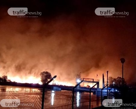 Пожарът край Стамболийски се разраства