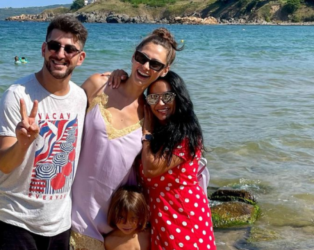 Сашо Кадиев на море с бившата и настоящата си жена
