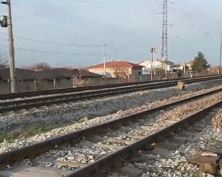 Влак помете автомобил на жп прелез край Сливен, има загинал