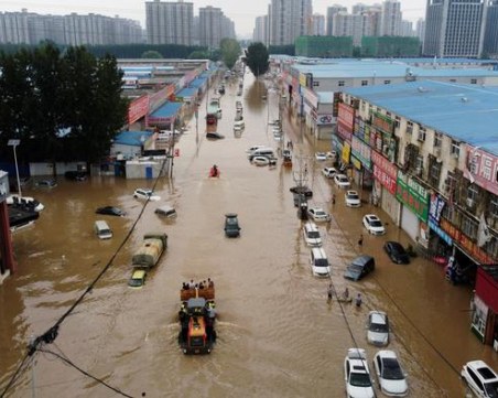 Жертвите на наводненията в Китай вече са над 300