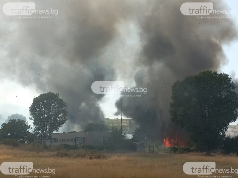 Три екипа се бореха с пламъците в Първенец, изгорял е складът и техника