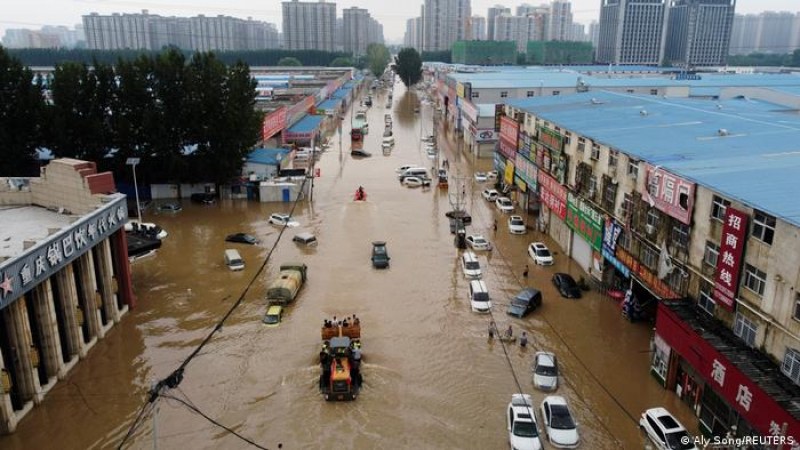 Жертвите на наводненията в Китай вече са над 300